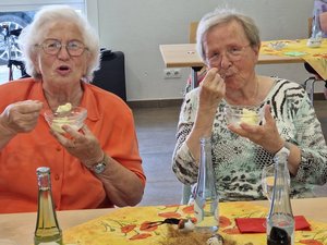 Renate Uhl (links) und Maria Buhr genossen sichtlich das leckere Eis.
