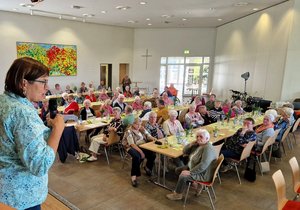 20261008 Kordula Honnef U. Blick Seniorenrunde Foto R S M 20261008 Kordula Honnef U. Blick Seniorenrunde Foto R S M