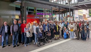 20250905 Gruppenfoto + Mit Stadtführerin Margret Jeuck Gelber Schal 