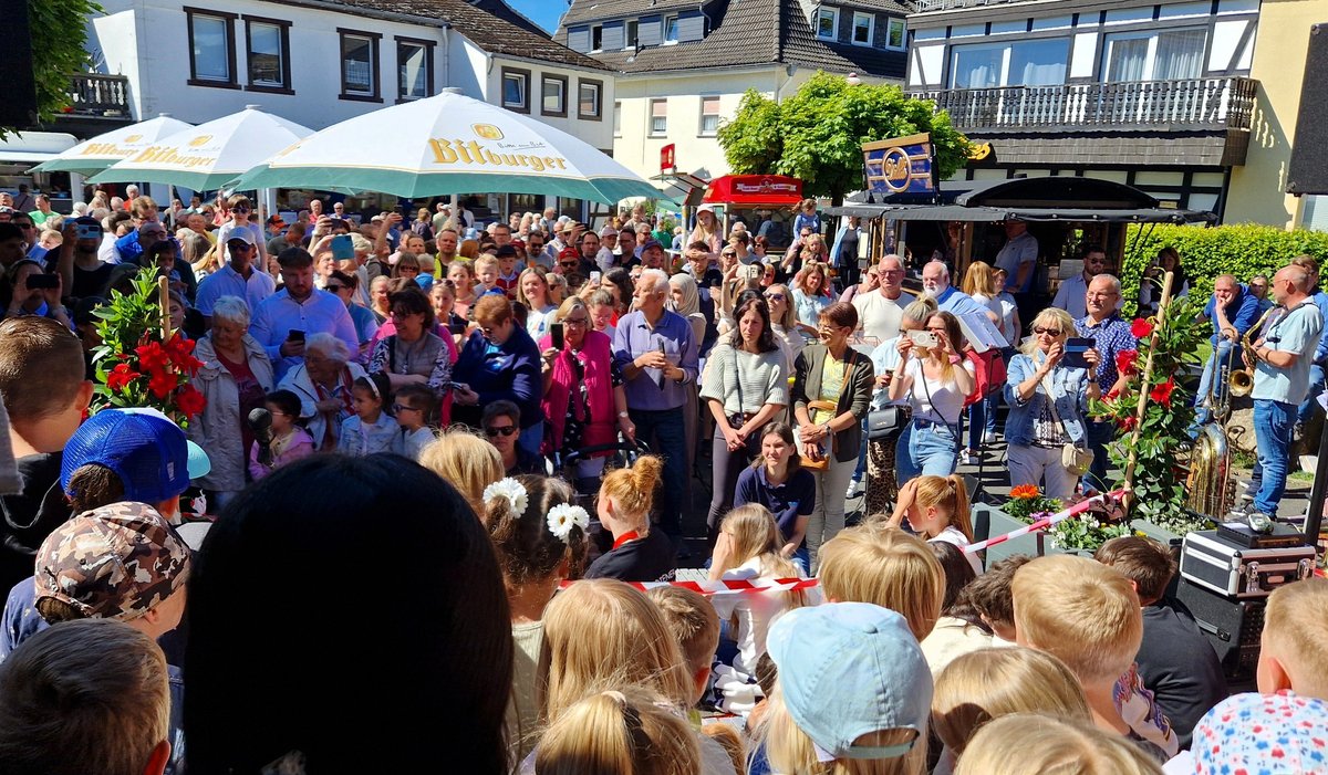 Blumenmarkt 4. 20250510 Eroeffnung Glueck Auf Schule Blumenmarkt 4. 20250510 Eroeffnung Glueck Auf Schule