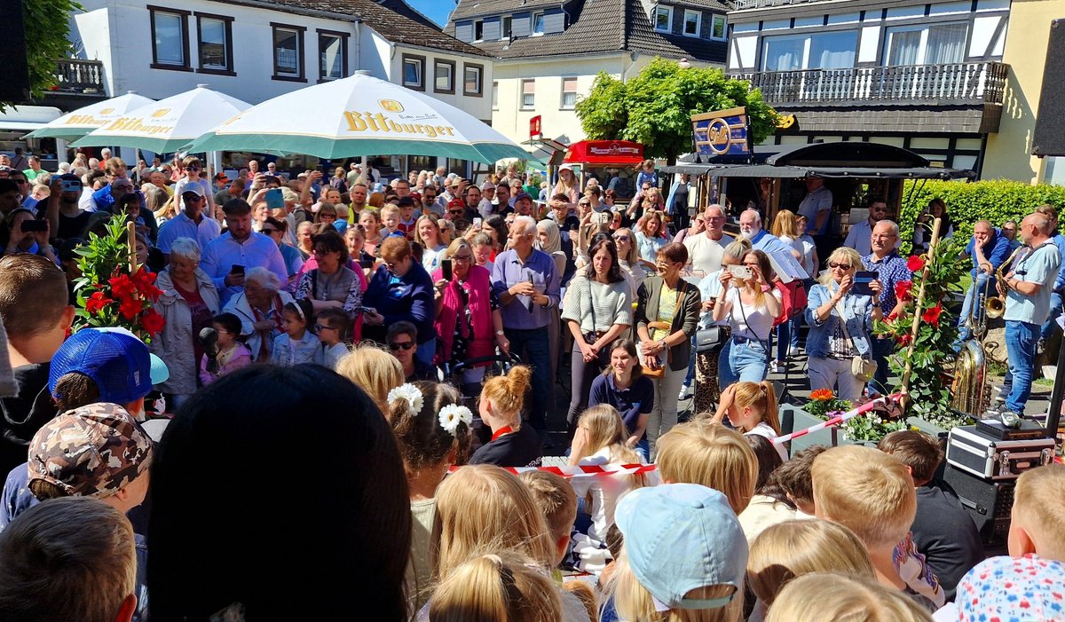 Blumenmarkt 4. 20250510 Eröffnung + Glück Auf Schule Blumenmarkt 4. 20250510 Eröffnung + Glück Auf Schule